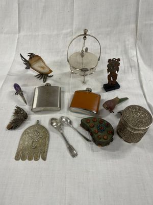 un grand nombre d'objets posés sur une table