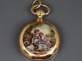 une montre de poche en or sur laquelle figure le portrait d'une femme et d'un enfant