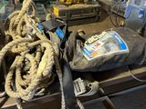 un tas de cordes posé sur une table dans un atelier