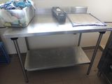 une table en métal sur laquelle est posé un panier