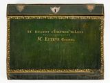 une boîte verte ornée d'une bordure dorée et d'une inscription