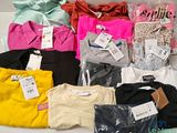 un tas de vêtements posés sur une table