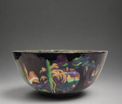une image représentant un bol noir et violet orné d'une peinture