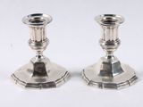 paire de chandeliers en métal argenté sur fond blanc