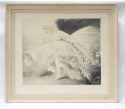 Une vieille photo représentant une femme en robe blanche est accrochée au mur.