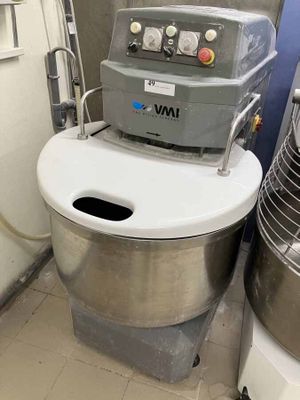 une machine qui se trouve à côté d'un mélangeur dans une pièce
