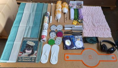 du matériel disposé sur une table, prêt à être utilisé pour la couture