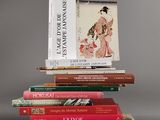 plusieurs livres empilés sur une table