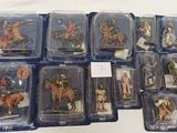 de nombreuses figurines représentant des personnes à cheval, présentées dans des boîtiers en plastique