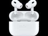 une photo d'une paire d'AirPods posée sur un étui Apple pour AirPods