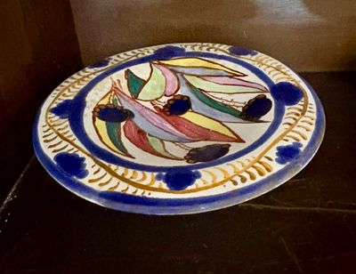 une assiette ornée d'un motif posée sur une table