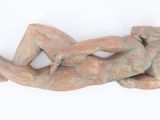 statue représentant un homme allongé sur le dos sur une surface blanche