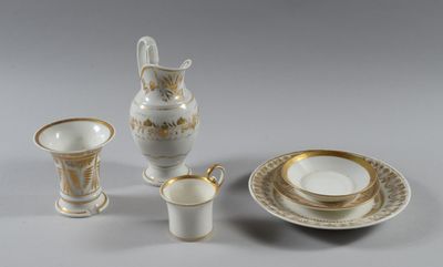 Lot de porcelaines de PARIS émaillée de motifs floraux dorés…