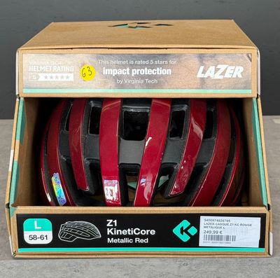 une boîte posée par terre, contenant un casque