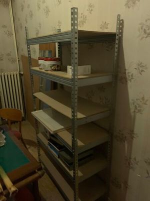 une pièce dans laquelle se trouvent une étagère et une chaise