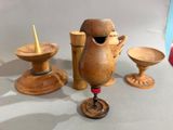 trois vases en bois et un bougeoir posés sur une table