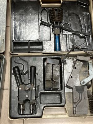 une boîte à outils avec des outils posés sur une table