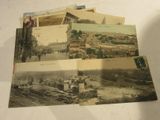 de nombreuses cartes postales anciennes représentant différentes villes, posées sur une table