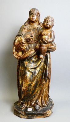 l'image d'une statue représentant une femme tenant un enfant dans ses bras
