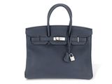 un sac à main en cuir bleu sur fond blanc