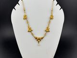 un collier plaqué or sur un mannequin blanc