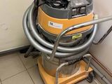un aspirateur posé sur un chariot dans une pièce