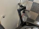 un scooter garé à côté d'une toilette dans des sanitaires