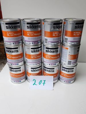 Six briques de lait sont posées sur une table, avec une étiquette de prix devant chacune d'elles.