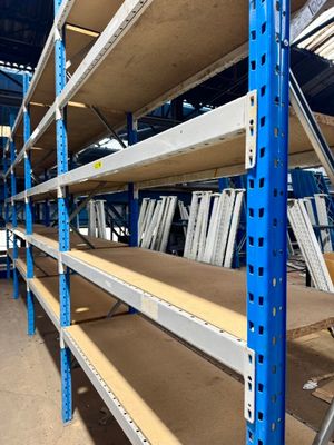 Un lot de 4 colonnes de rayonnages mi-lourd / mini-rack de m…