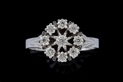 une image d'une bague ornée d'un flocon de neige en diamant sur fond noir