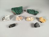 plusieurs types de roches et de pierres sur une surface blanche