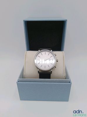 une montre qui se trouve dans une boîte sur la table