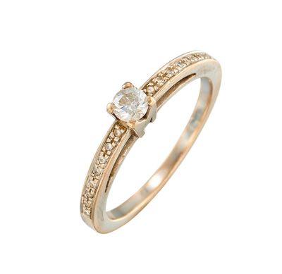 Gros plan sur une bague en or ornée d'un diamant