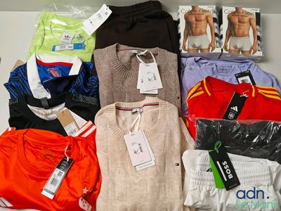 une pile de sous-vêtements masculins de toutes sortes posée sur une étagère