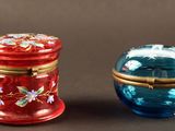 deux petits récipients en verre posés l'un à côté de l'autre sur une table