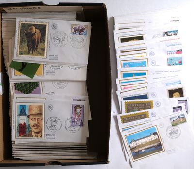 une boîte remplie de timbres posée sur une table
