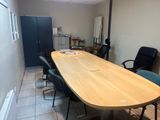 une image d'une salle de conférence avec une table et des chaises