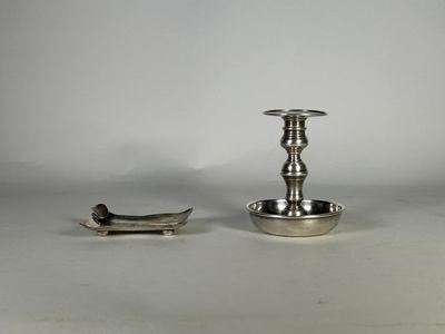 une paire de bougeoirs plaqués argent et un pewed pewed pewed pewed pewed pewed pewed pewed pewed pewed pewed
