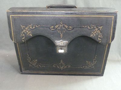 Cartable formant écritoire de cuir et carton signé LAROCHE F…