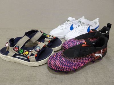 trois paires de chaussures sont alignées sur le sol