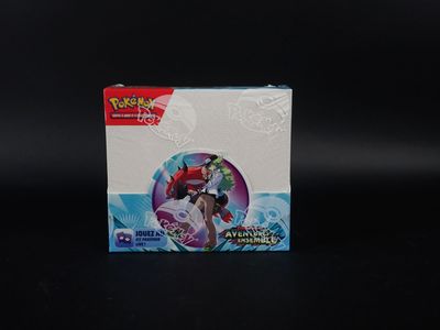un gros plan d'une boîte de cartes Pokémon posée sur une surface noire