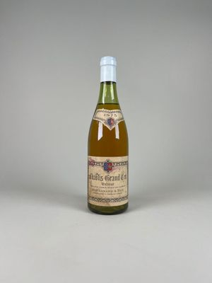 une bouteille de vin posée sur une table blanche