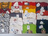beaucoup de t-shirts sur la table