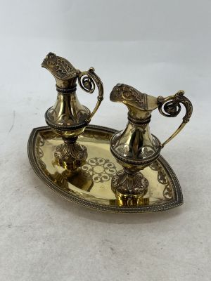 plateau en laiton sur lequel sont posés deux vases en argent, avec un plateau sur le côté