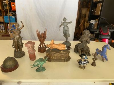 de nombreuses figurines différentes posées sur une table dans une pièce
