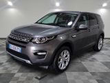 La Land Rover grise est garée dans le garage, sur un sol à damier.