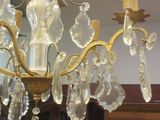 un lustre suspendu au plafond