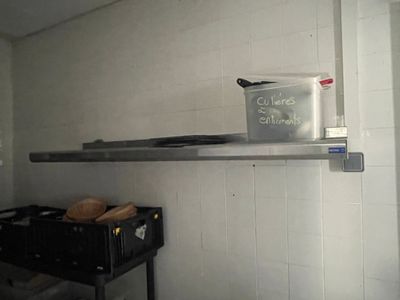 une étagère en métal surmontée d'un bac