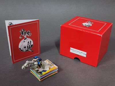 une boîte rouge contenant une petite figurine représentant un homme à cheval