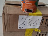 un pot de peinture posé sur une boîte en carton